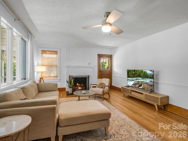 363 Etowah School Road, Hendersonville, NC 28739