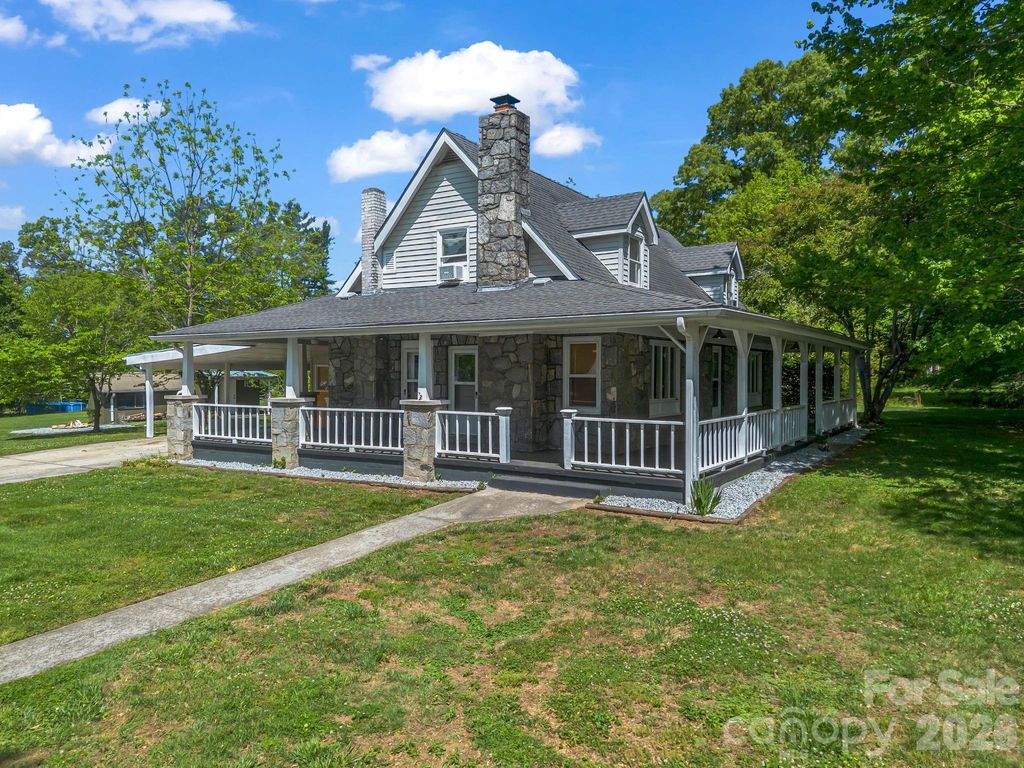 363 Etowah School Road, Hendersonville, NC 28739