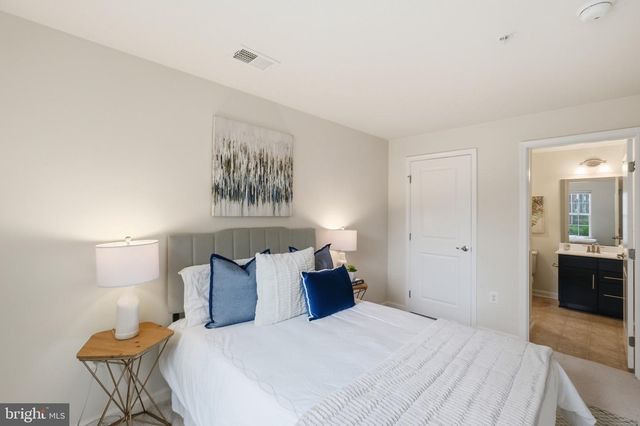 8202 N CHANNEL DR, Greenbelt, MD 20770
