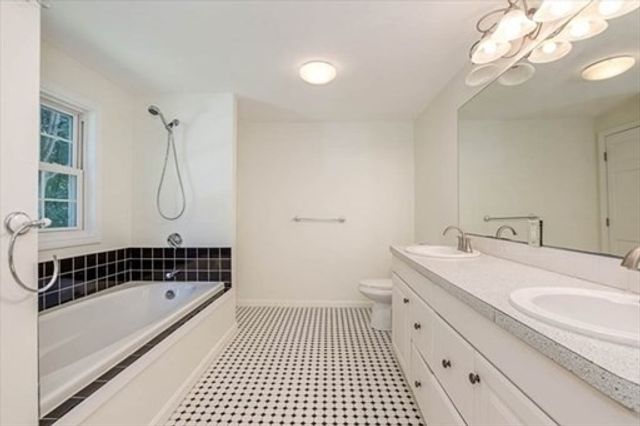 3 Oakhill Ave, Foxboro, MA 02035