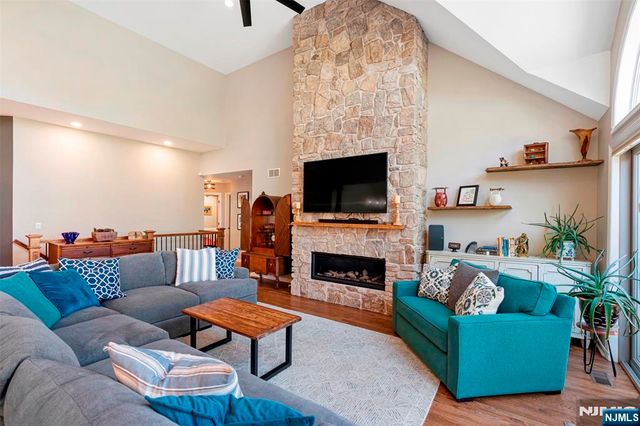 14 Wentworth Court, Hamburg, NJ 07419