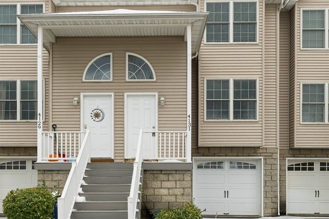 4131 WOOD HILLS Drive, Erie, PA 16502