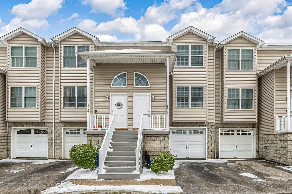 4131 WOOD HILLS Drive, Erie, PA 16502