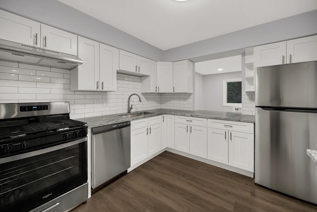 10361 DEARLOVE Road 1I, Glenview, IL 60025