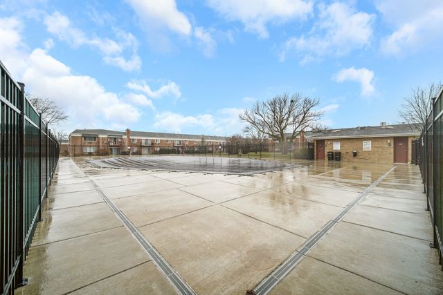 10361 DEARLOVE Road 1I, Glenview, IL 60025