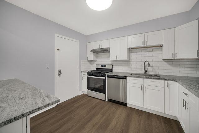 10361 DEARLOVE Road 1I, Glenview, IL 60025