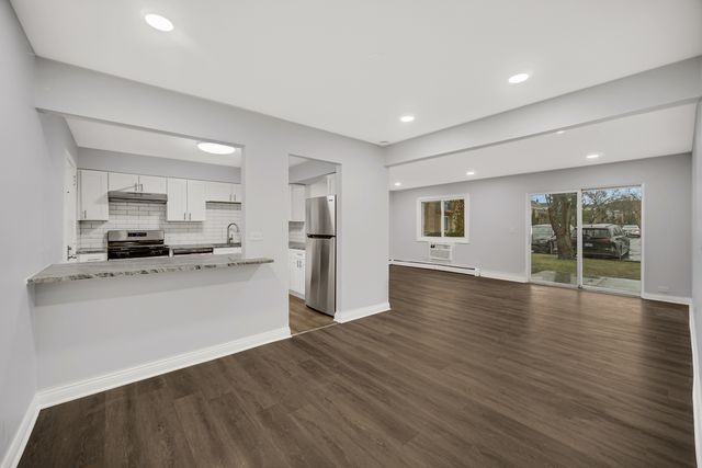 10361 DEARLOVE Road 1I, Glenview, IL 60025