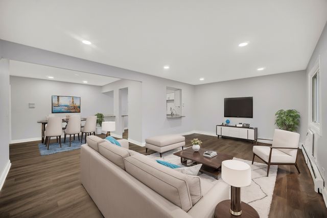 10361 DEARLOVE Road 1I, Glenview, IL 60025