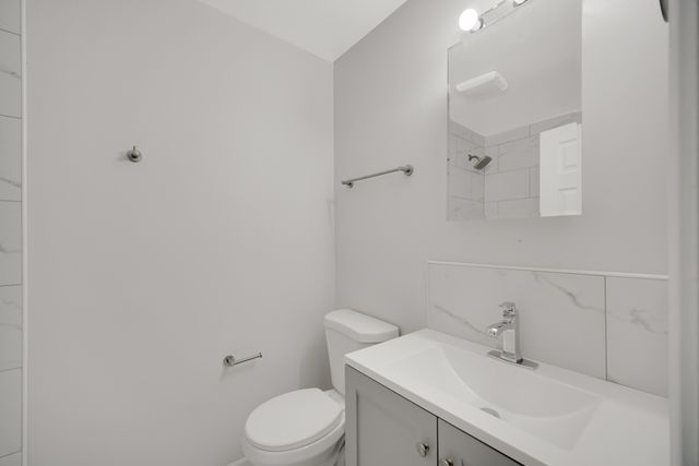 10361 DEARLOVE Road 1I, Glenview, IL 60025