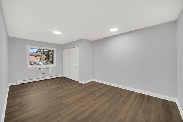 10361 DEARLOVE Road 1I, Glenview, IL 60025