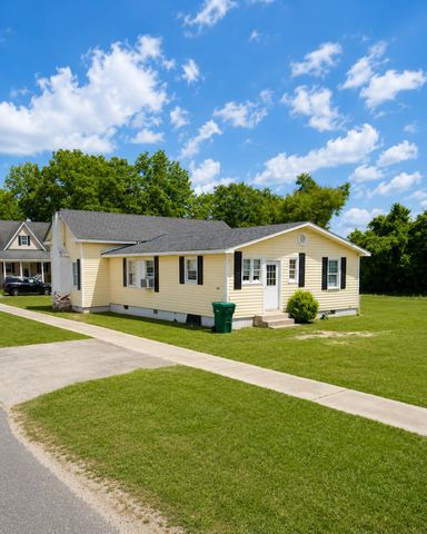 48 W Huggins Street, Manning, SC 29102