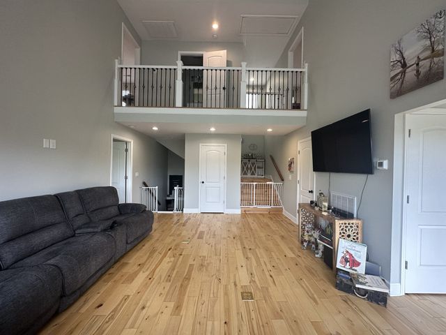 950 Sauger Dr, Charlotte, TN 37036