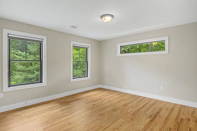 59 Ice Pond Dr, Northampton, MA 01062