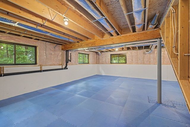 59 Ice Pond Dr, Northampton, MA 01062