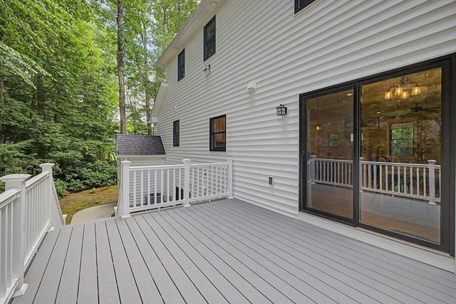 59 Ice Pond Dr, Northampton, MA 01062