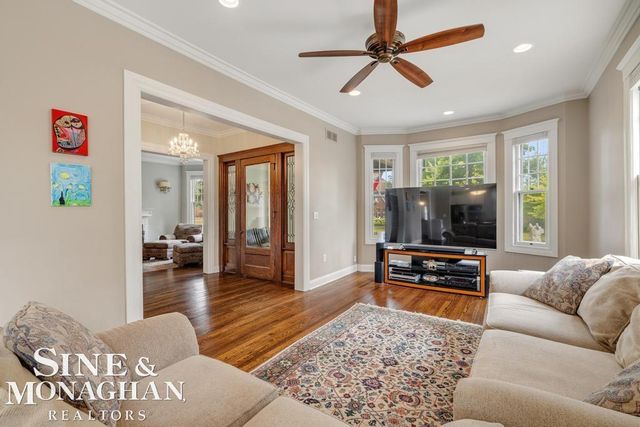 979 Lakepointe Street, Grosse Pointe Park, MI 48230
