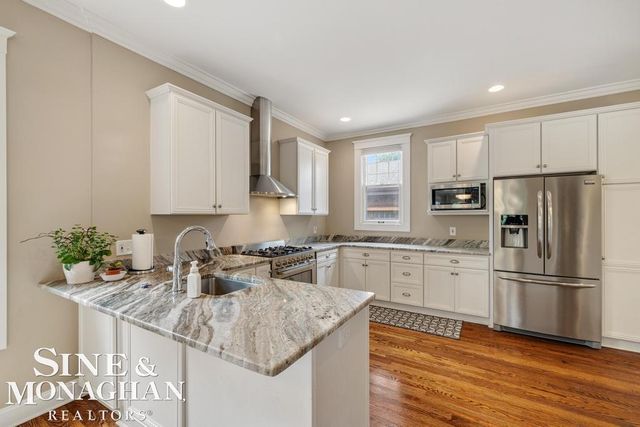 979 Lakepointe Street, Grosse Pointe Park, MI 48230