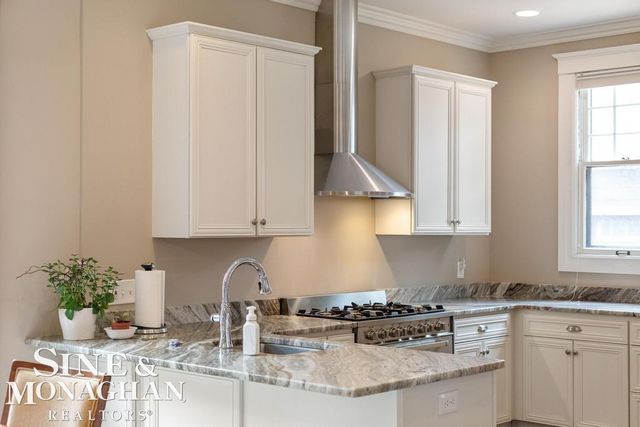 979 Lakepointe Street, Grosse Pointe Park, MI 48230