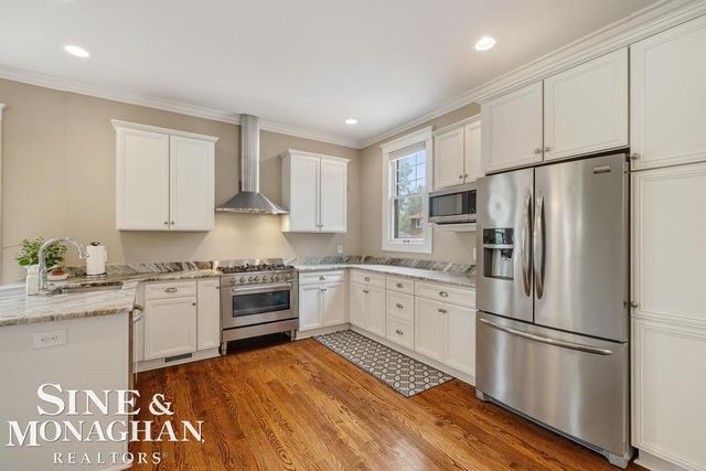 979 Lakepointe Street, Grosse Pointe Park, MI 48230