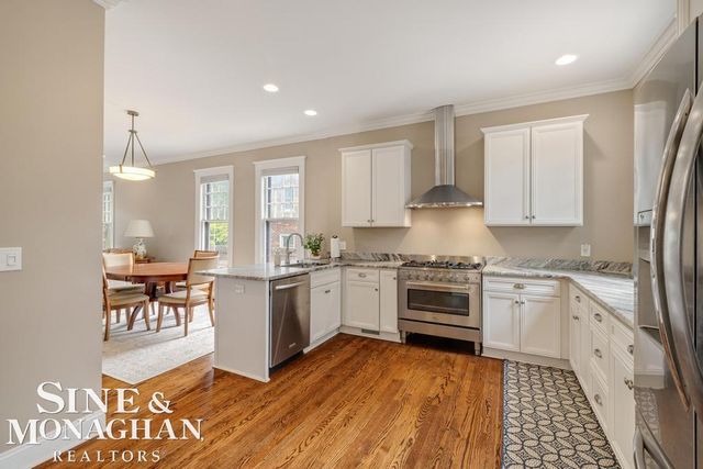979 Lakepointe Street, Grosse Pointe Park, MI 48230