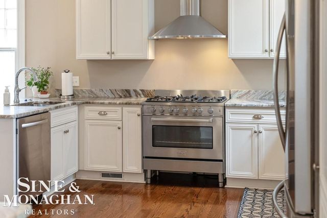 979 Lakepointe Street, Grosse Pointe Park, MI 48230