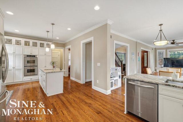 979 Lakepointe Street, Grosse Pointe Park, MI 48230