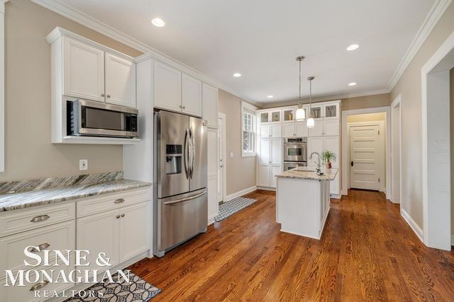 979 Lakepointe Street, Grosse Pointe Park, MI 48230