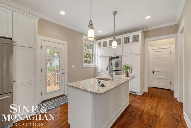 979 Lakepointe Street, Grosse Pointe Park, MI 48230