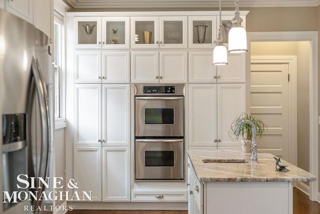 979 Lakepointe Street, Grosse Pointe Park, MI 48230