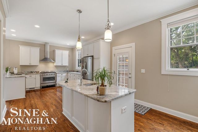 979 Lakepointe Street, Grosse Pointe Park, MI 48230