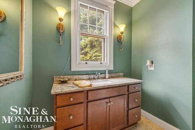 979 Lakepointe Street, Grosse Pointe Park, MI 48230