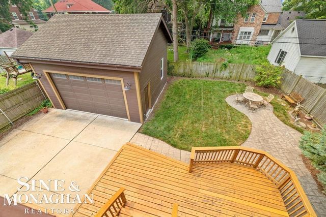 979 Lakepointe Street, Grosse Pointe Park, MI 48230