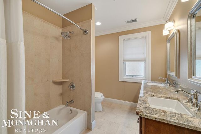 979 Lakepointe Street, Grosse Pointe Park, MI 48230