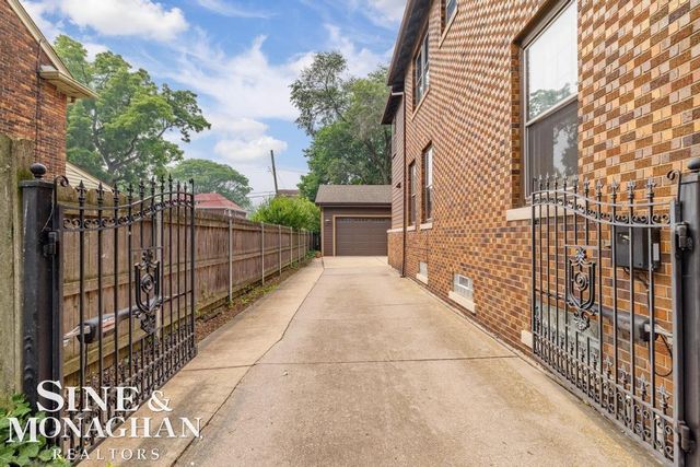 979 Lakepointe Street, Grosse Pointe Park, MI 48230