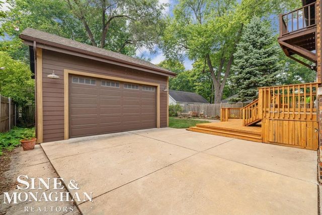 979 Lakepointe Street, Grosse Pointe Park, MI 48230