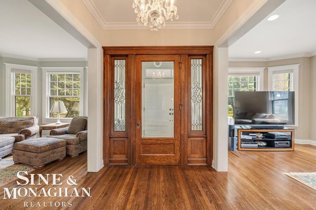 979 Lakepointe Street, Grosse Pointe Park, MI 48230