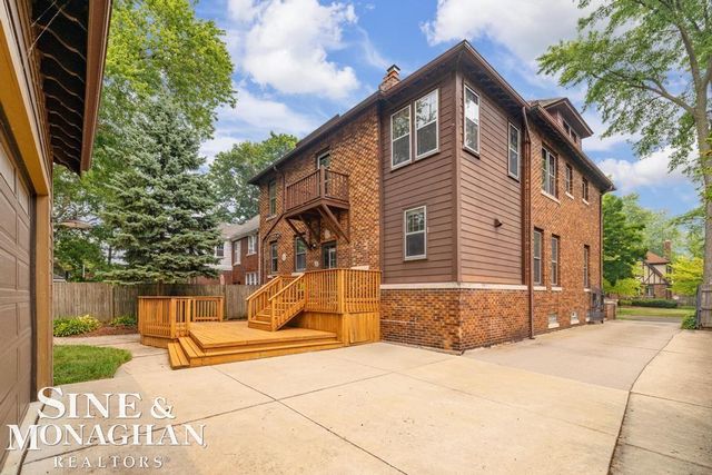 979 Lakepointe Street, Grosse Pointe Park, MI 48230