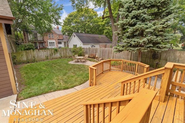 979 Lakepointe Street, Grosse Pointe Park, MI 48230