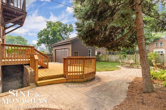 979 Lakepointe Street, Grosse Pointe Park, MI 48230
