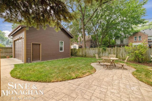 979 Lakepointe Street, Grosse Pointe Park, MI 48230
