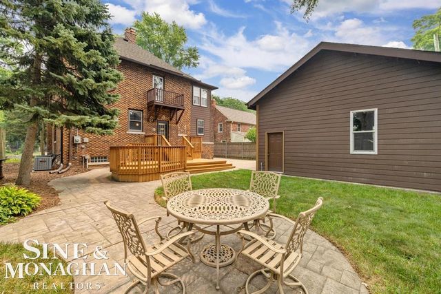 979 Lakepointe Street, Grosse Pointe Park, MI 48230