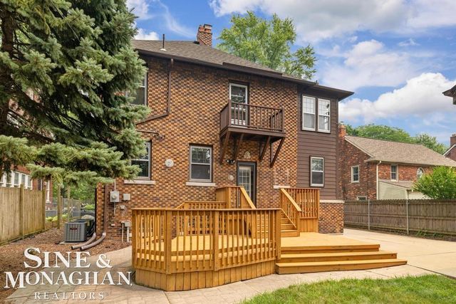 979 Lakepointe Street, Grosse Pointe Park, MI 48230
