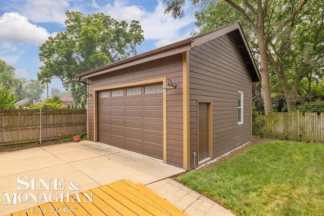 979 Lakepointe Street, Grosse Pointe Park, MI 48230