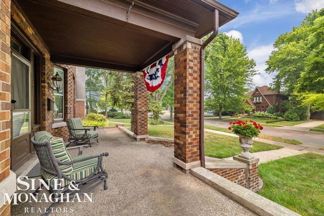 979 Lakepointe Street, Grosse Pointe Park, MI 48230