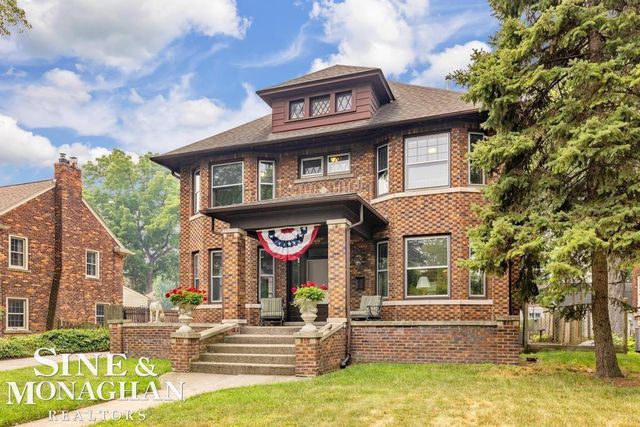 979 Lakepointe Street, Grosse Pointe Park, MI 48230