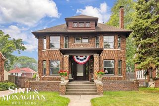 979 Lakepointe Street, Grosse Pointe Park, MI 48230
