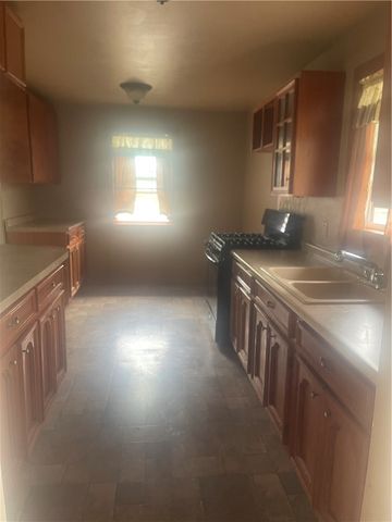 215 W 4th St, Alice, TX 78332