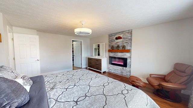 31 Aaron Drive, Manchester, NH 03109