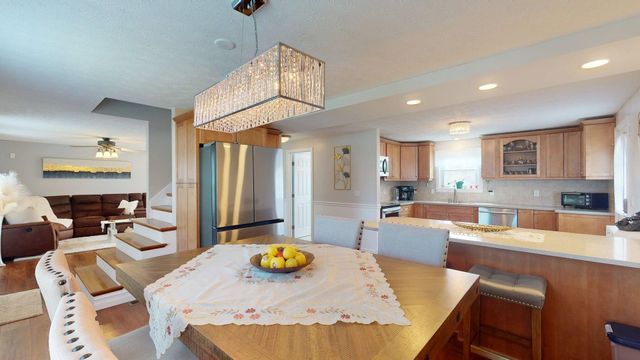 31 Aaron Drive, Manchester, NH 03109