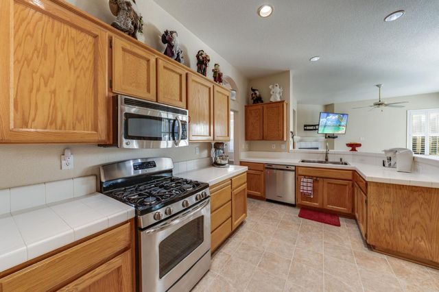 8478 Alameda Park Dr, Elk Grove, CA 95624